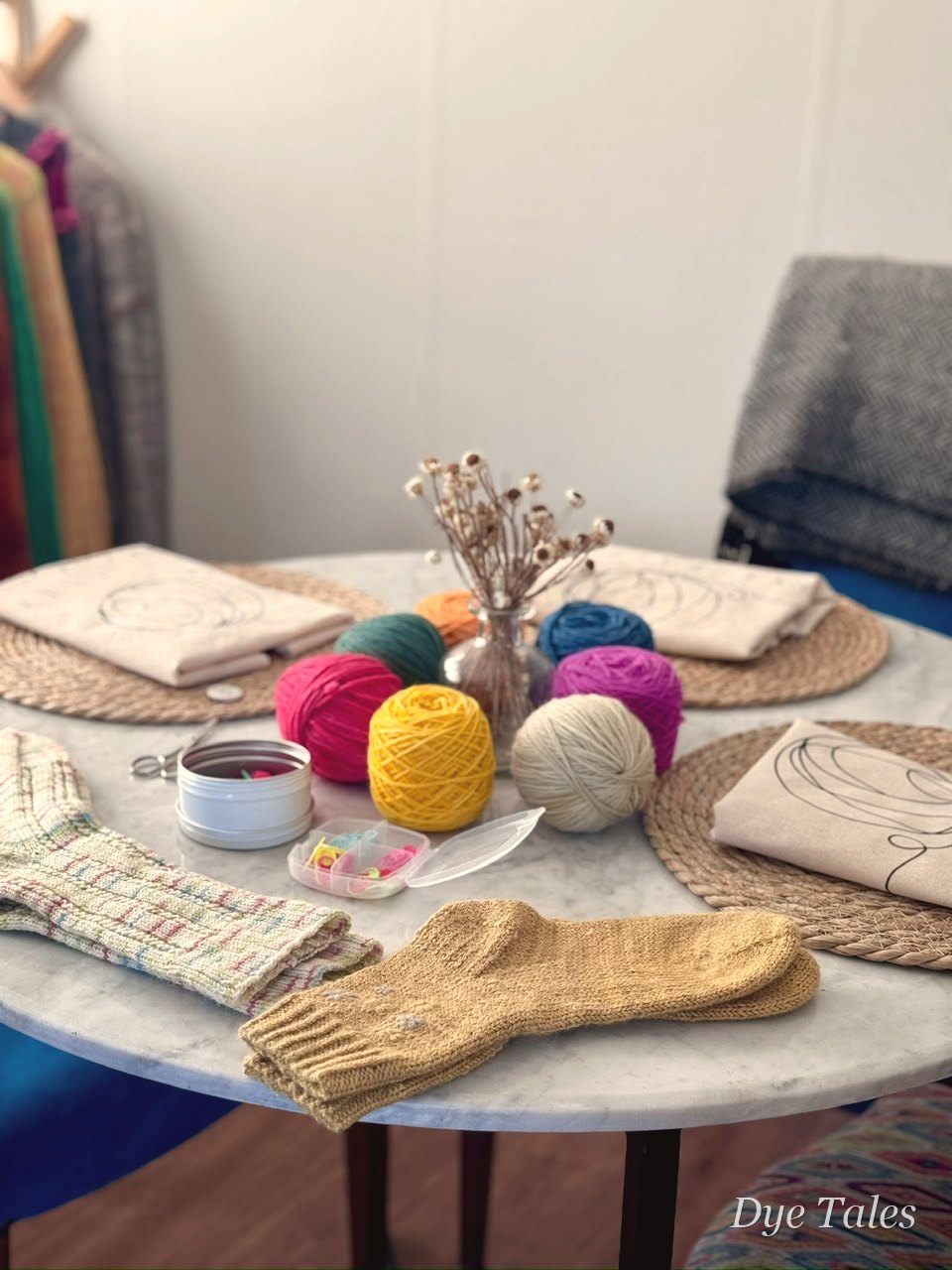 Mesa del taller con lanas y accesorios de tejido