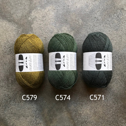 Lana Mondim de Rosa Pomar en colores C579, C574, C571