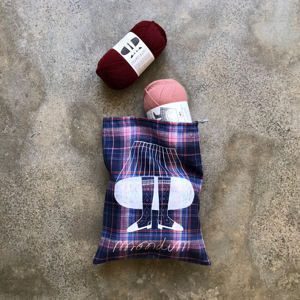Bolsa para proyectos de tejido Mondim de Rosa Pomar con ilustración de Joana Estrela – foto 2