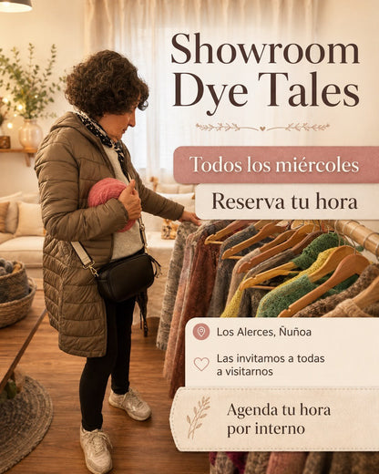 Clienta mirando lanas y prendas tejidas en el showroom de Dye Tales