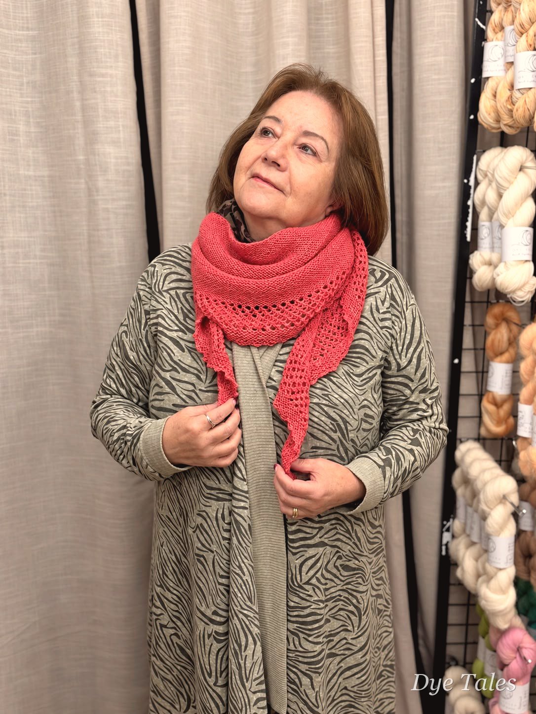 Alumna del taller con su chal rojo tejido