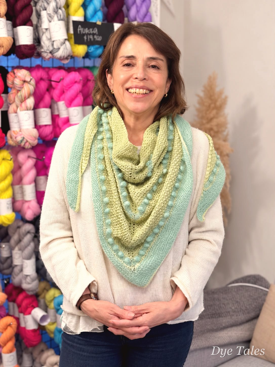 Alumna del taller con su chal tejido