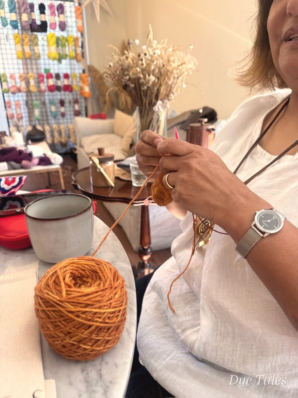 Alumna tejiendo a palillos en el taller de Dye Tales