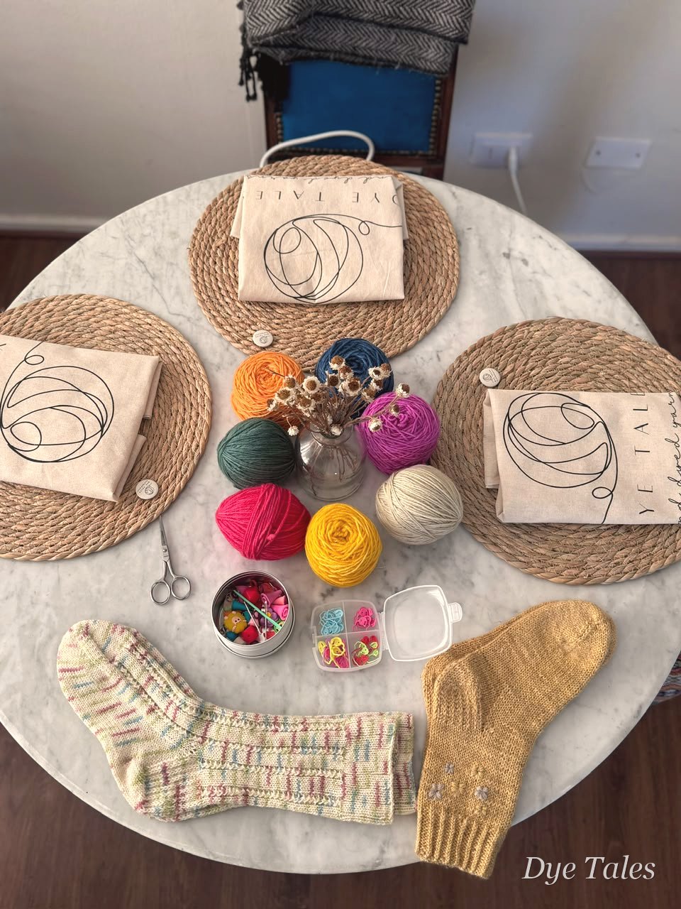 Mesa del taller de tejido de Dye Tales con lanas y calcetines