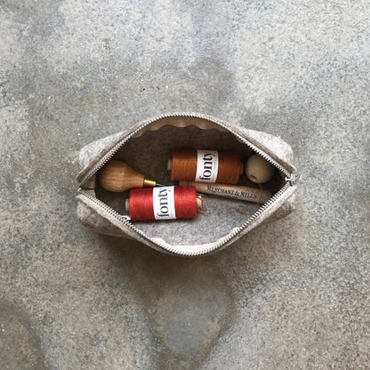 Estuche de fieltro de lana portuguesa con cierre metálico de Rosa Pomar – foto 3