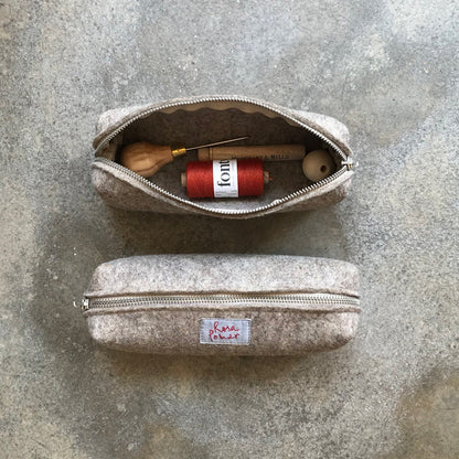 Estuche de fieltro de lana portuguesa con cierre metálico de Rosa Pomar – foto 6