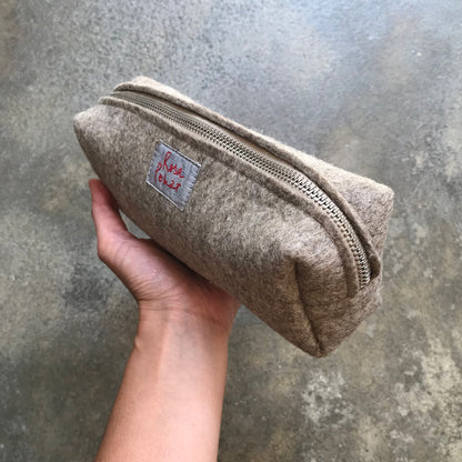 Estuche de fieltro de lana portuguesa con cierre metálico de Rosa Pomar