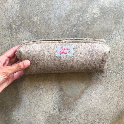 Estuche de fieltro de lana portuguesa con cierre metálico de Rosa Pomar – foto 4
